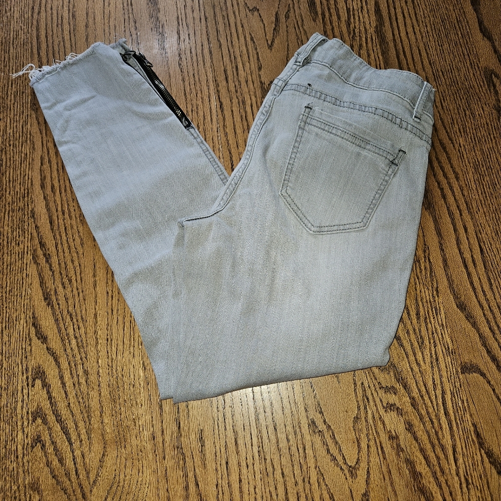 Cred NY Grey size 9 skinny jeans  with stretch.  Zippers at ankles.